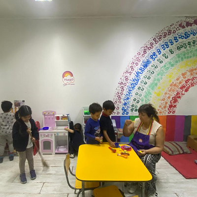 Preescolares jugando en sala arcoiris juego libre acompañado